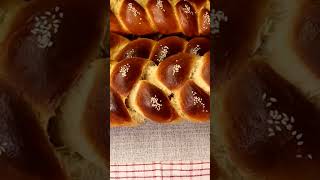 Αφράτα Τσουρέκια με ταχίνι & Μέλι. Fluffy buns with tahini & honey.