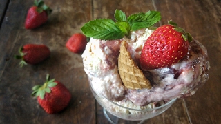 Εύκολο και πεντανόστιμο παγωτό φράουλα - Easy strawberry ice cream Γαστρονομία Ελληνική