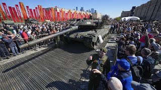Λάφυρα από το μέτωπο της Ουκρανίας εκθέτει η Ρωσία στη Μόσχα… Ελληνική - euronews