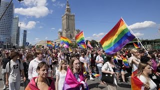 Pride Parade με δεκάδες χιλιάδες συμμετέχοντες σε Βαρσοβία και Βουδαπέστη Ελληνική - euronews