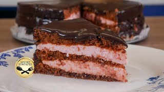Αυτή η τούρτα Lila Pause τα έχει όλα! Σοκολάτα, φράουλα κι ένα αφράτο παντεσπάνι μεσα στο σιρόπι! Γαστρονομία
