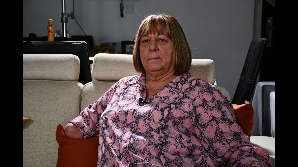 "ΠΕΘΑΝΑ ΚΑΙ ΑΝΑΣΤΗΘΗΚΑ 3 ΦΟΡΕΣ", ΜΙΑ ΣΥΓΚΛΟΝΙΣΤΙΚΗ ΙΣΤΟΡΙΑ - ΕΠ/8